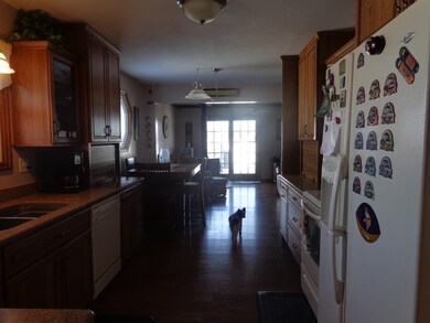 Kitchen to Family Room<|><|>