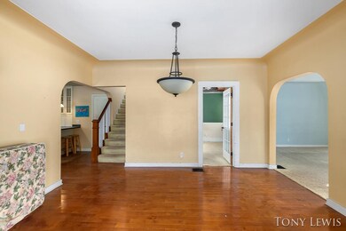 Formal dining room w/hardwood floors
