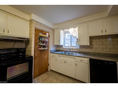 3423 Superior Park Dr, Cleveland Heights, OH 44118 - photo 7