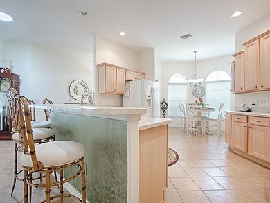 GREAT BREAKFAST BAR FOR EXTRA SPACE SEATING...NOTI