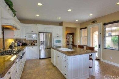 Gourmet Kitchen with Double Oven, 5 Burner Stove t