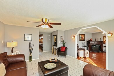 516 Apache Ave, Carpentersville, IL 60110 - photo 4