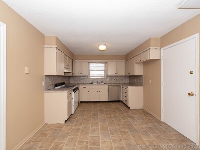 1688 S Sycamore Ave, Broken Arrow, OK 74012 - photo 7