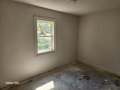 412 SE 34th St, Topeka, KS 66605 - photo 2
