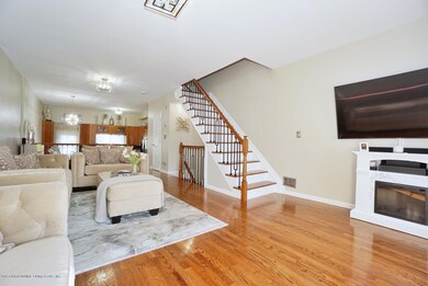 (4) LIVING ROOM