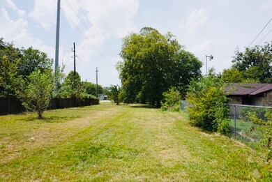 9201 Lanewood Dr, Houston, TX 77016 - photo 4