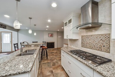 1608 Clyde Dr, Naperville, IL 60565 - photo 5