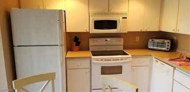 Nice clean Kitchen, Plenty of storage   Cooktop ra