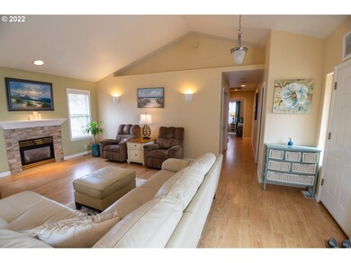 Living Room/Entrance