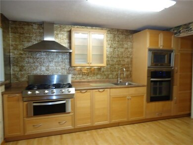 New 17' x 10' Kitchen installed 2008 with quiet cl