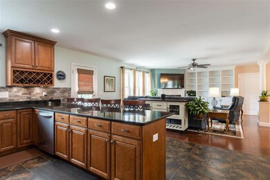 18 Pilgrim Cir, Nashua, NH 03063 - photo 4