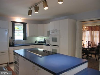 1829 Thornton Ridge Rd, Towson, MD 21204 - photo 2