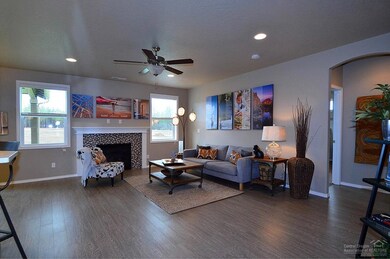 927 N Smith Ct, Sisters, OR 97759 - photo 3