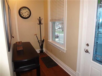 Entry/Foyer.