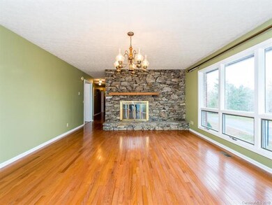 38 Tuckaway Dr, Hendersonville, NC 28792 - photo 3