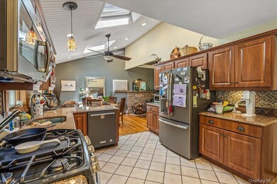 54A Upland Dr unit A, East Northport, NY 11731 - photo 4