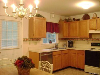 Lovely kitchen and dining area. Dishwasher, stainl