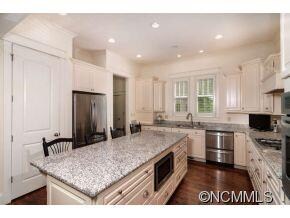Granite & stainless appliances