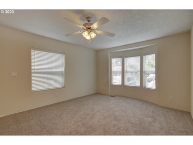 Living Room/Entrance
