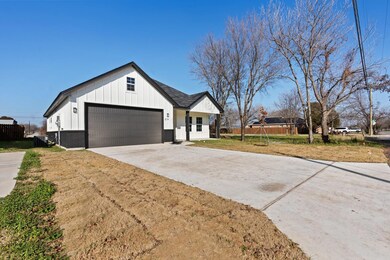 219 Peacock St, Cleburne, TX 76031 - photo 4