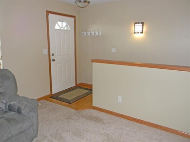 206 N Hillcrest Cir, Center Point, IA 52213 - photo 2