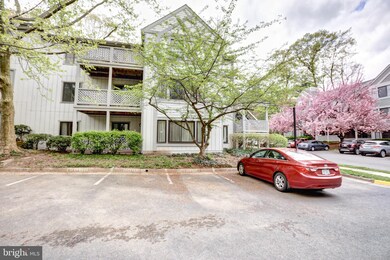 2204 Hunters Run Dr, Reston, VA 20191 - photo 2