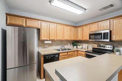 Kitchen with appliances with stainless steel fini
