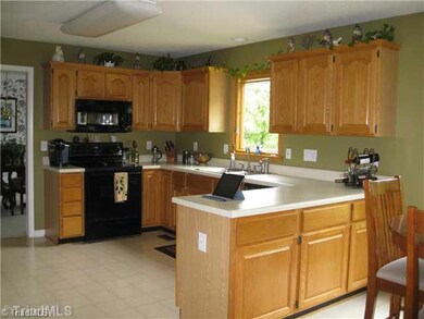 4008 Red Oak Ct, High Point, NC 27265 - photo 5