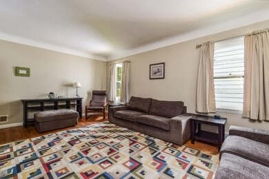 005-Living_Room-4619639-medium