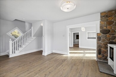 03_411OakStreet_1_LivingRoom_MRED_2000x1