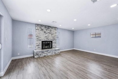 Family room - Laurel