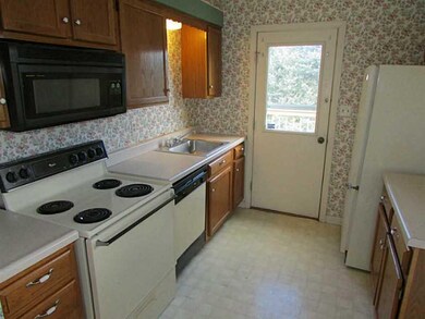 Kitchen. Fully Applianced Kitchen!