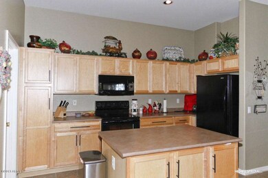 Kitchen w/ large island
