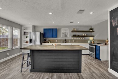 224 E Castle Harbour Dr, Friendswood, TX 77546 - photo 4