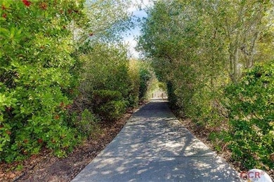 Nearby pathway leading to Islay Park to the left. 