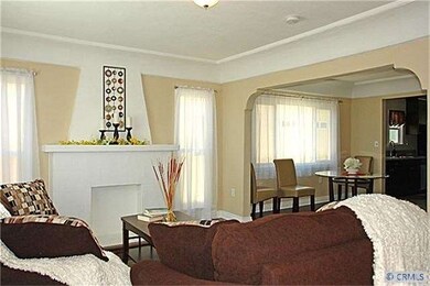 Large Living Room w/ Hardwood floors, Mock Firepla