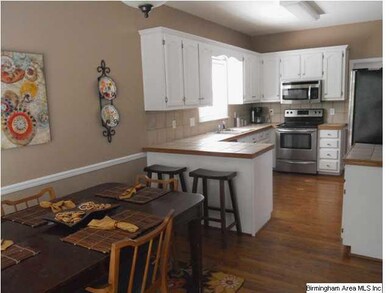 Wonderful chef's kitchen w/ stainless steel applia