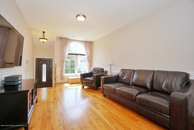 (3) LIVING ROOM