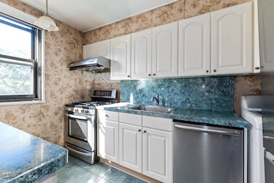 245-22 62nd Ave unit Upper, Douglaston, NY 11362 - photo 4