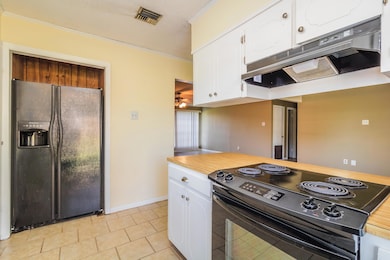 Idlewood, 704 Kitchen 2