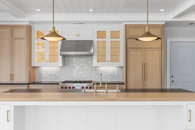 Raised Island and counter seating ideal for entert