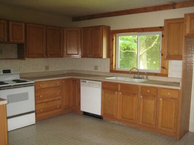 Kitchen LOTS OF CABINETS IN THIS GREAT KITCHEN