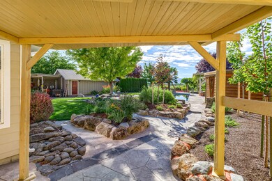 6221 Mcloughlin Dr, Central Point, OR 97502 - photo 3