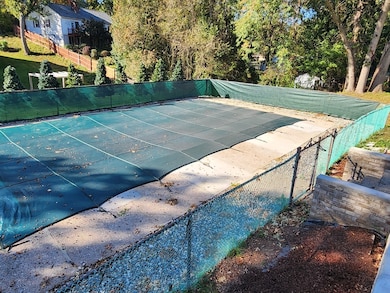 236 Pondview Dr, Springfield, MA 01118 - photo 4