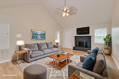 07-107 - Living Room - Modern - 4
