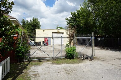 633 W 26th St, Houston, TX 77008 - photo 5