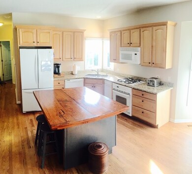 307 Flintlock Ct unit 2, Oswego, IL 60543 - photo 4