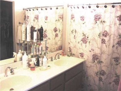 MASTER BATH w 2 SINKS