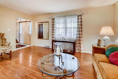 7012 Wethersfield Place-small-008-015-Li