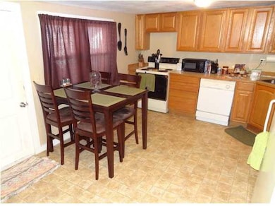 Open kitchen with plenty of space for your dining 